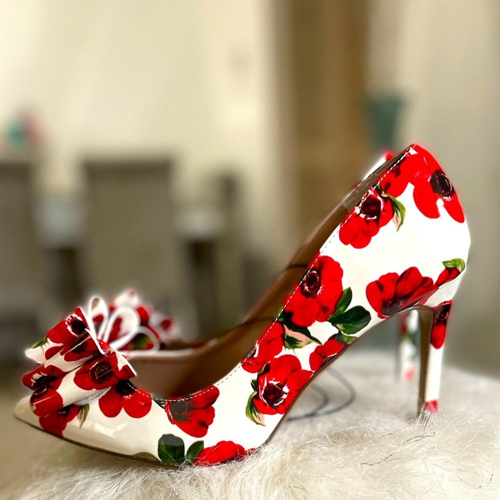 NEW Betsy Johnson Floral Bow Pumps Size 6.5